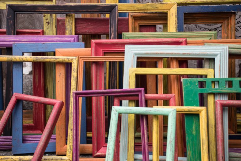 "Frames", zu deutsch: Rahmen prägen wir wir denken und handeln. Foto: Jessica Ruscello via Unsplash unter CC0-Lizenz