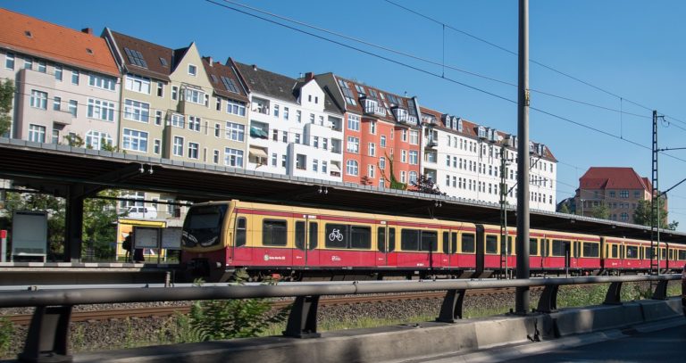 Bahnfahren in Berlin. Foto: Michael Kauer via Pixabay unter CC0 Lizenz