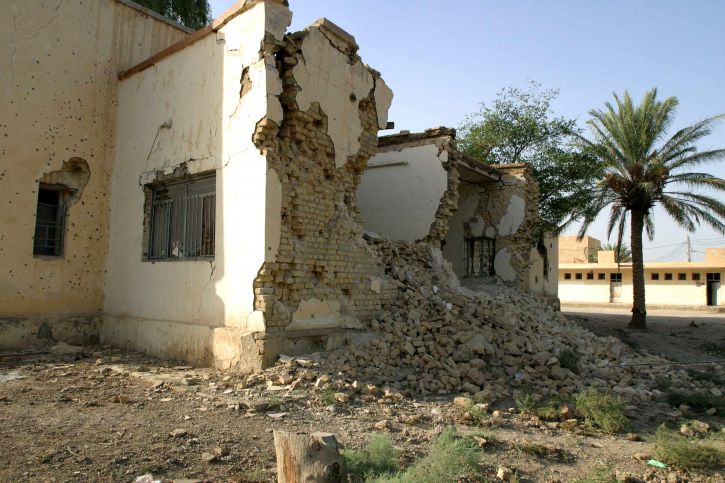 Eine beschädigte Schule im Irak. Foto: Thomas Hartwell via PIXNIO unter CC0 Lizenz